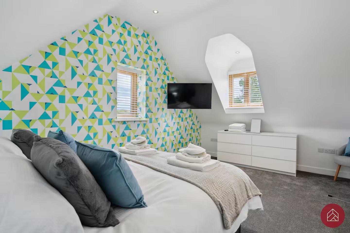 Flexible king or twin bedroom