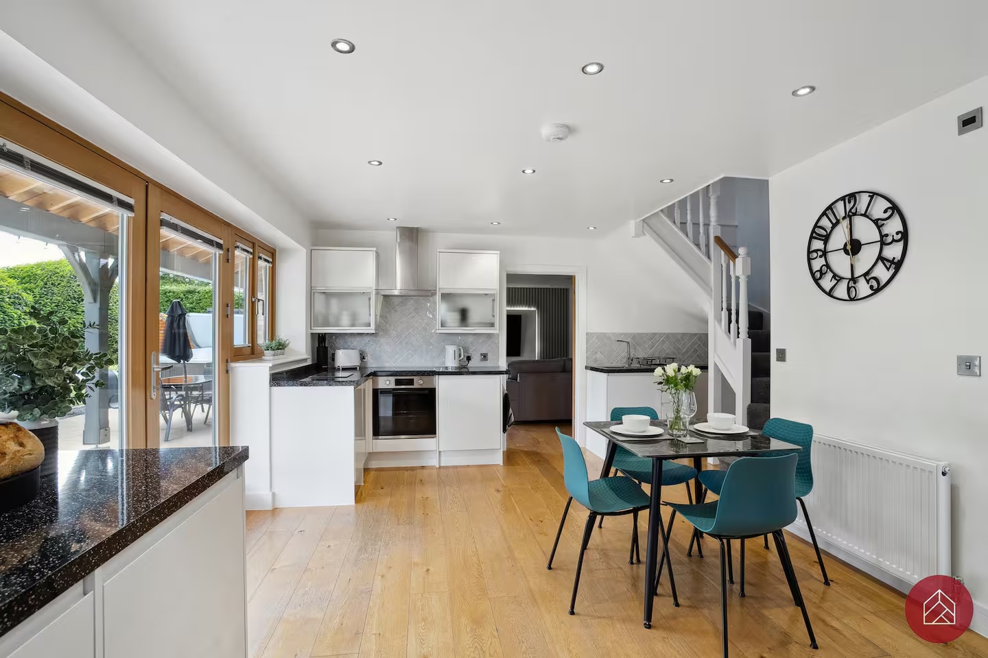 Kitchen and breakfast area